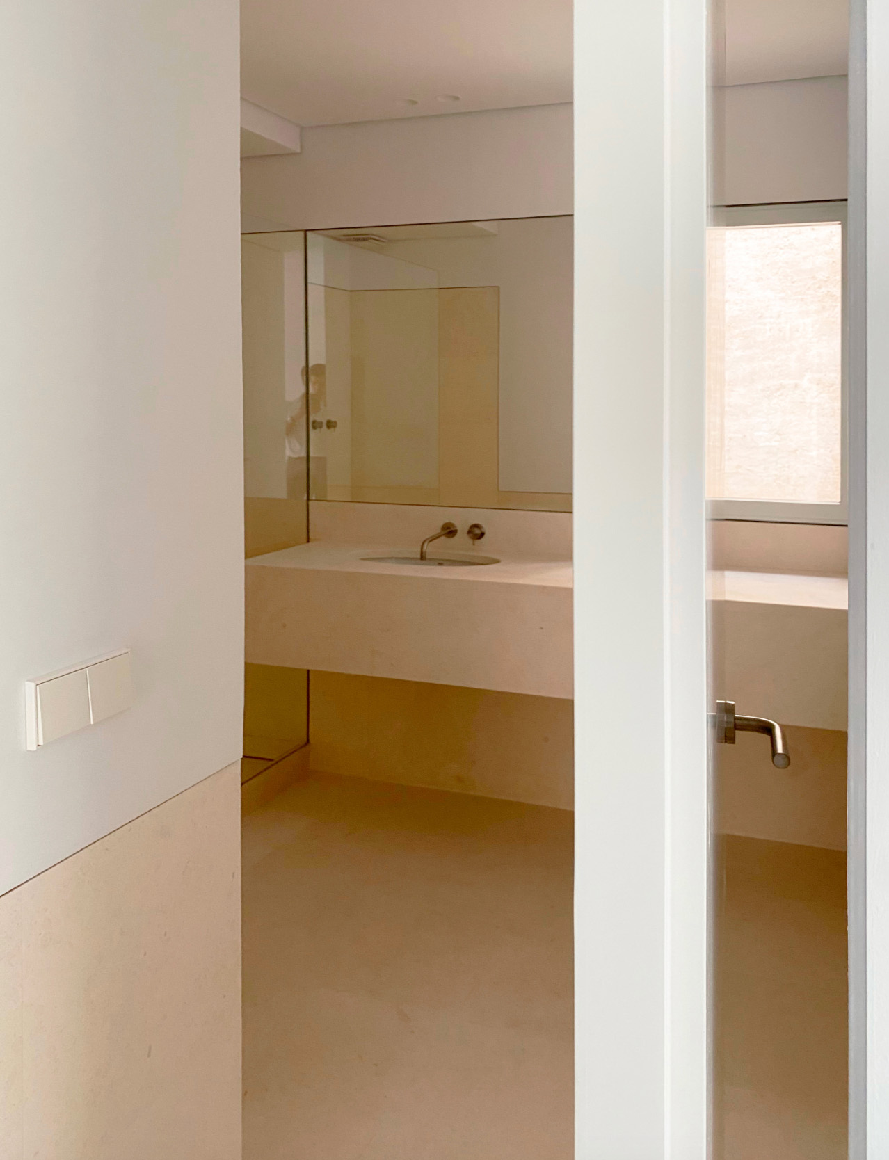 Zuloaga baño puerta pivotante